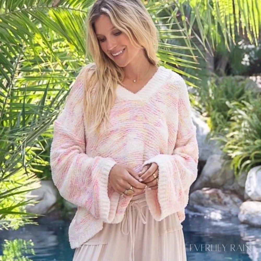 🎀 SUPER SOFT PINK AND CREME OVERSIZED SWEATER 🎀 - Picture 4 of 7